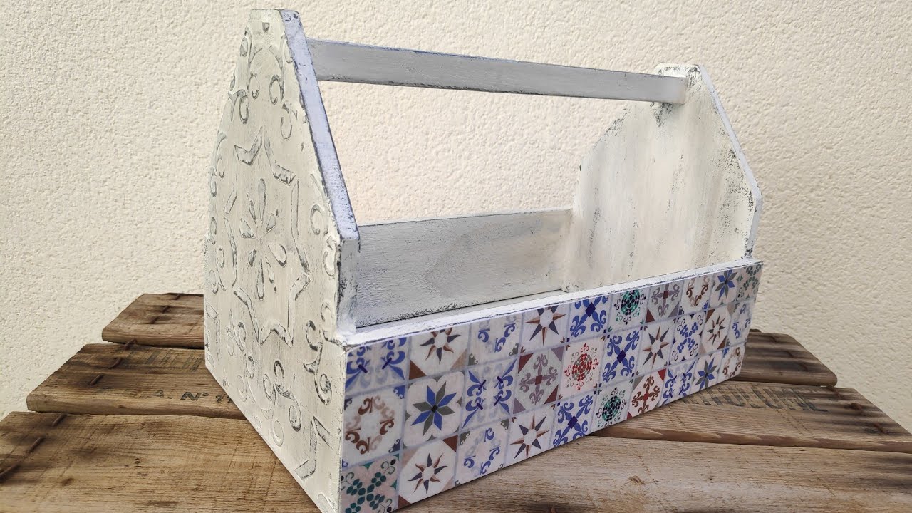 Caja decorada con relieve y falso mosaico