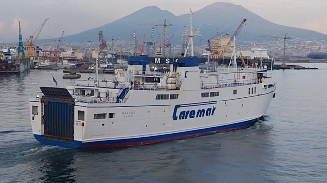 Nave Naiade in partenza dal porto di Napoli