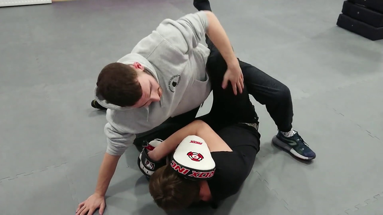 schwere Person sitzt auf mir! | Krav Maga Mount Defense | Selbstverteidigung | Krümelland Radeberg