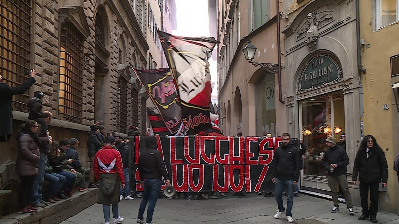 L'orgoglio rossonero sfila in centro storico
