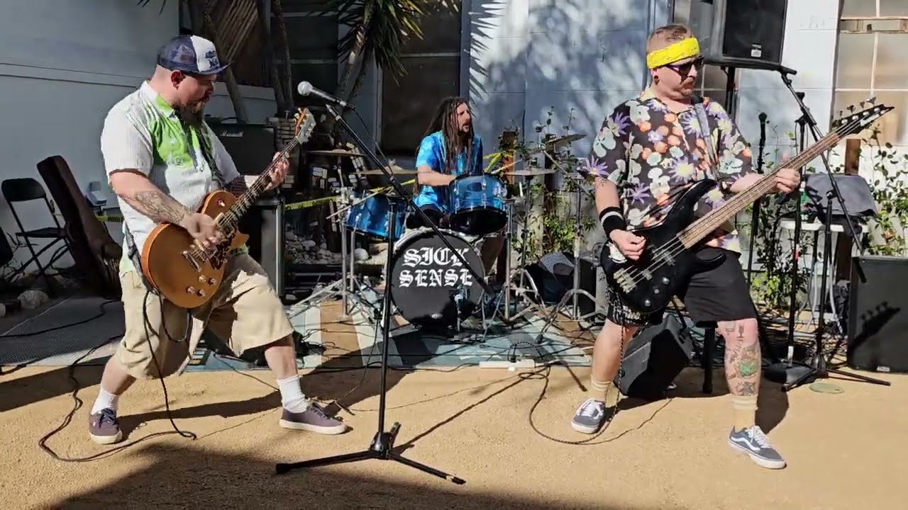 CRIPPLED FOX - at Venice Beach, CA 2023.10.29.