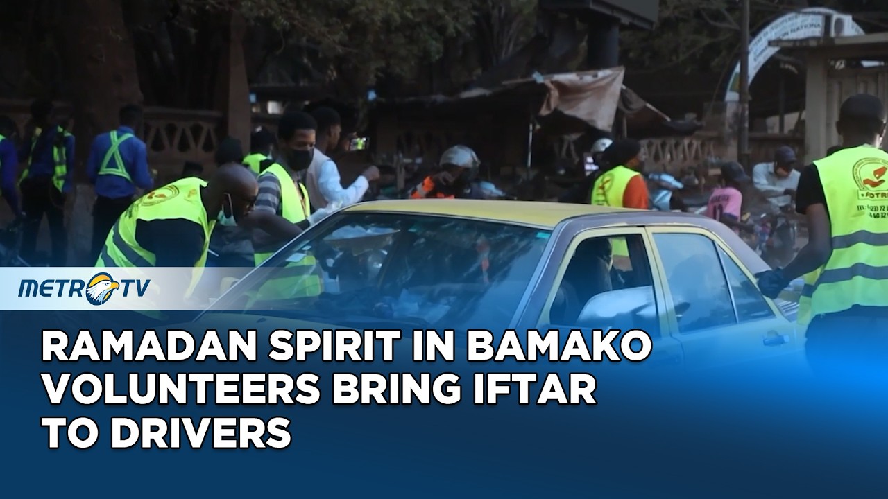 Youth Volunteers in Bamako Ensure Drivers Break Their Fast on Time During Ramadan