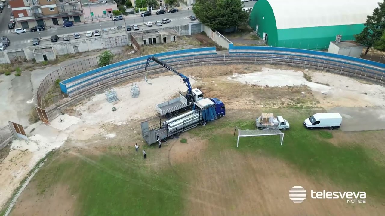 Trani, ecco le torri faro per lo stadio: iniziato l'assemblaggio, riconsegna entro il 25 luglio