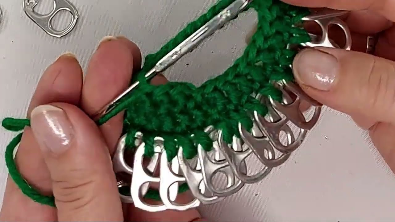 PINO TEJIDO CON CHAPITAS O TAPS DE ALUMINIO. Árbol de Navidad ecológico Tejido creativo