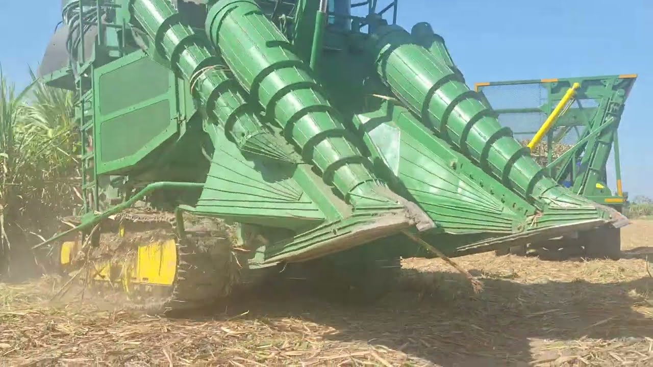 แกะเก่านอกมาสดๆร้อนๆรถตัดอ้อยล้อแทรค John Deere 3520 ค่าตัวเจ็ดล้านยังหล่อจัด sugarcane harvaster
