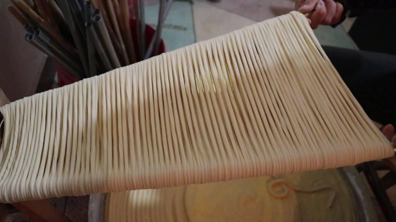 陕西夫妇做传统面食，50斤面搓一根不断，个个都挂140下，根根都拉3.3米长
