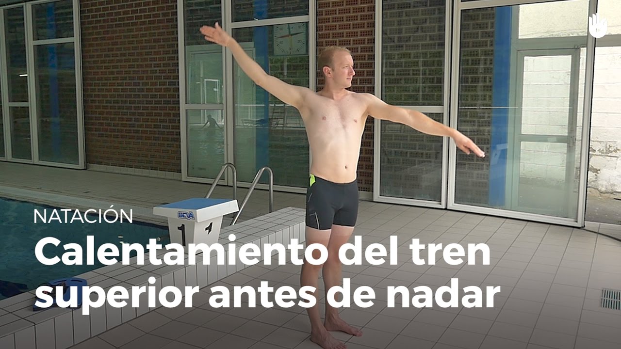 Ejercicios de calentamiento de brazos y tronco antes de nadar