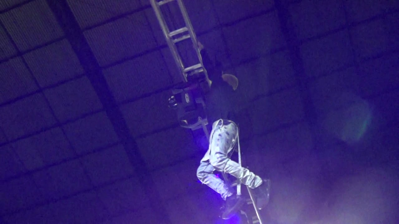 mc pedrinho cai do palco e quebra o braço em show  em lupionópolis prr.