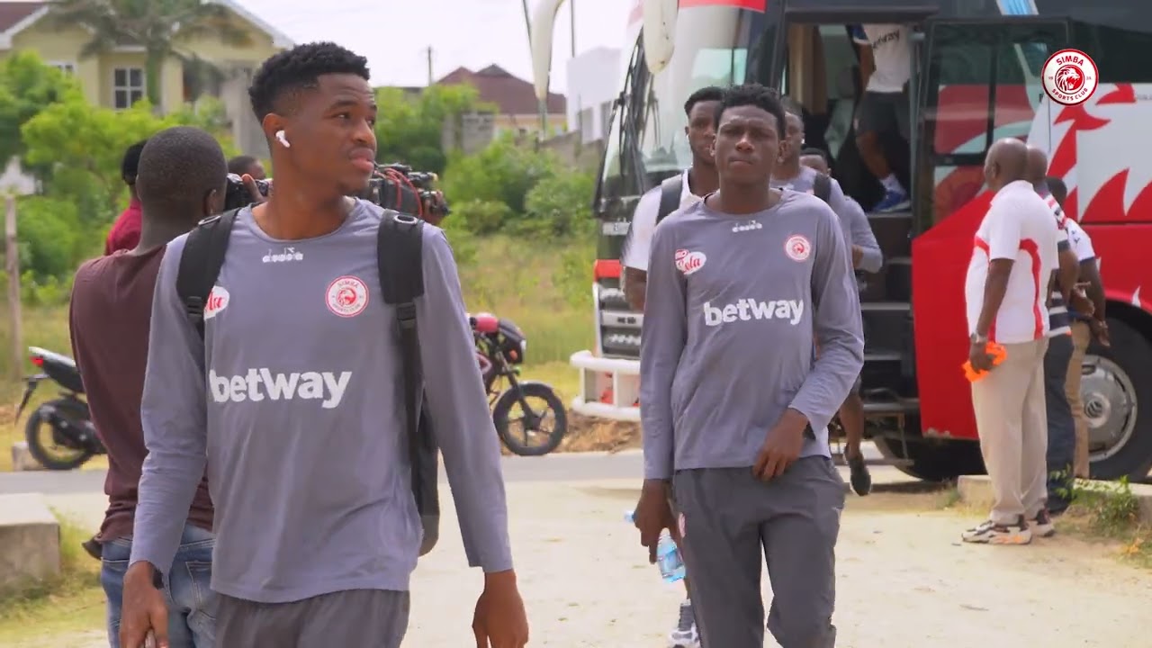 TIMU ILIVYOWASILI UWANJANI TAYARI KWA MCHEZO WA LIGI KUU DHIDI YA MASHUJAA FC