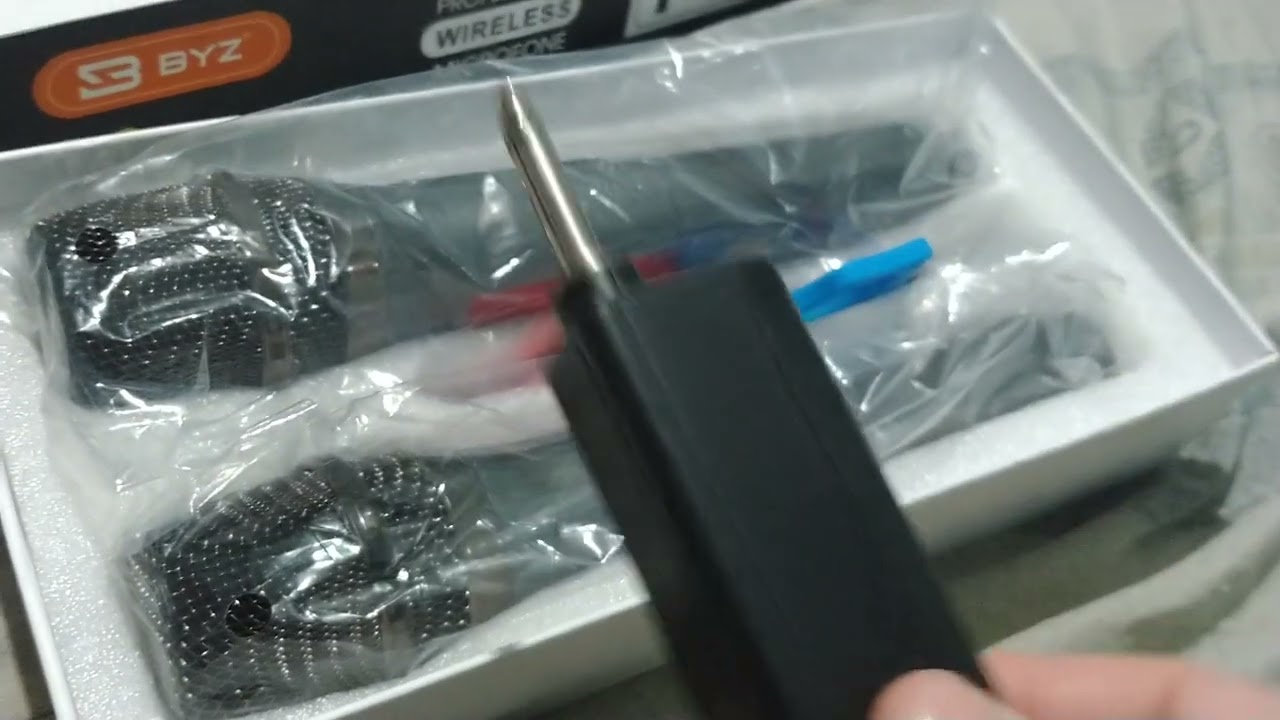 mostrando microfone novo sem fio