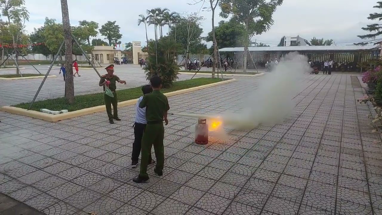 Học sinh thực hành chữa cháy tại Trường THCS Nguyễn Khuyến - Tam Anh  -tp Đà Nẵng năm học 2025-2026 