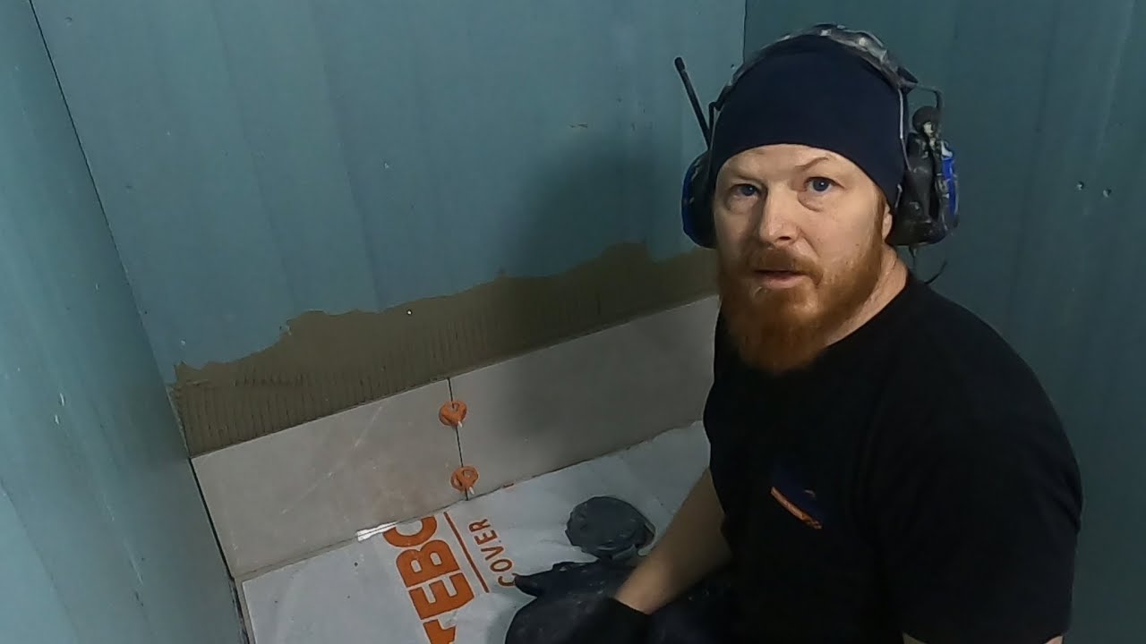 Kaklar vägg i WC – Testar ny Montolit-produkt! 🔧🔥