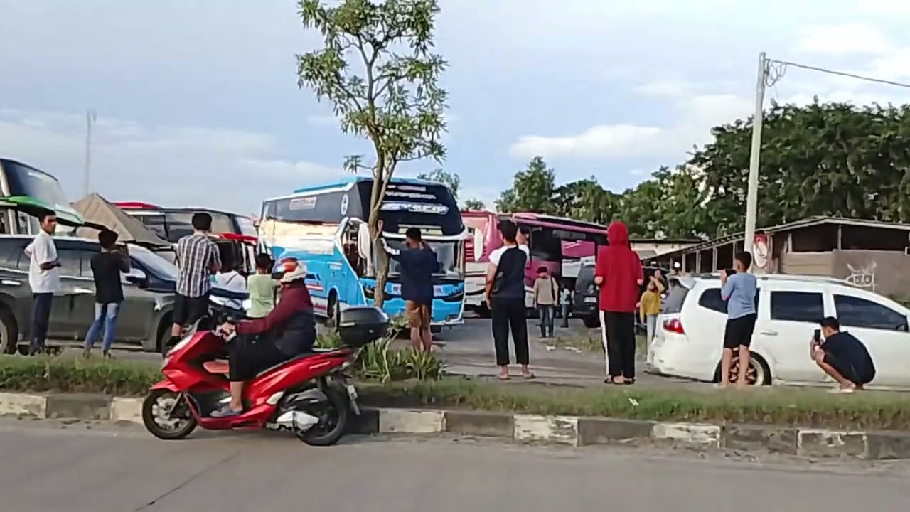 Hunting buss basuri di pusat oleh2 cm7 full telolet seru banget💯