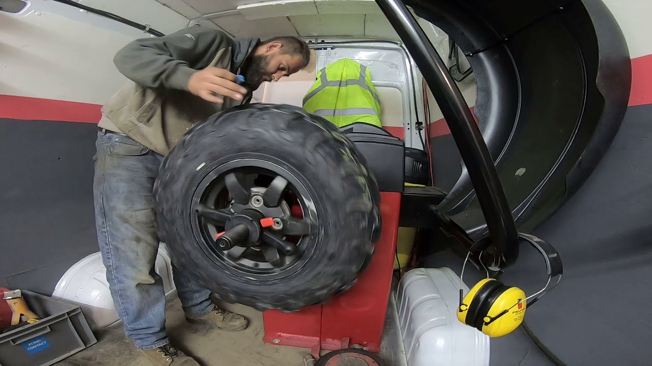 Wymiana opony w Quad/Wyważanie koła w ATV/Czyli jak Majster wymienia opony/ How to Change ATV Tires