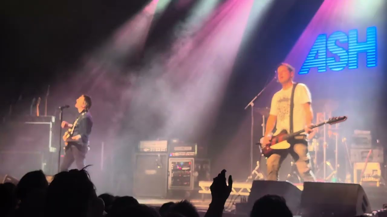 Ash - Sometimes (live) @ SWG3, Glasgow
