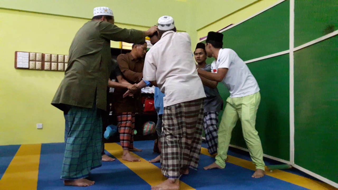 Mengubat orang kena rasuk di Masjid Mutiara Kasih