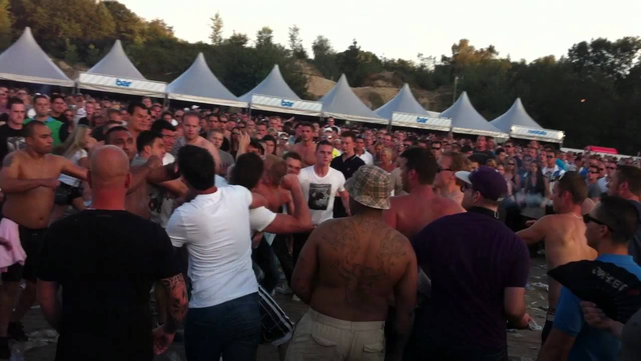 Hooligans gevecht op Decibel Outdoor 2011 (2/2)