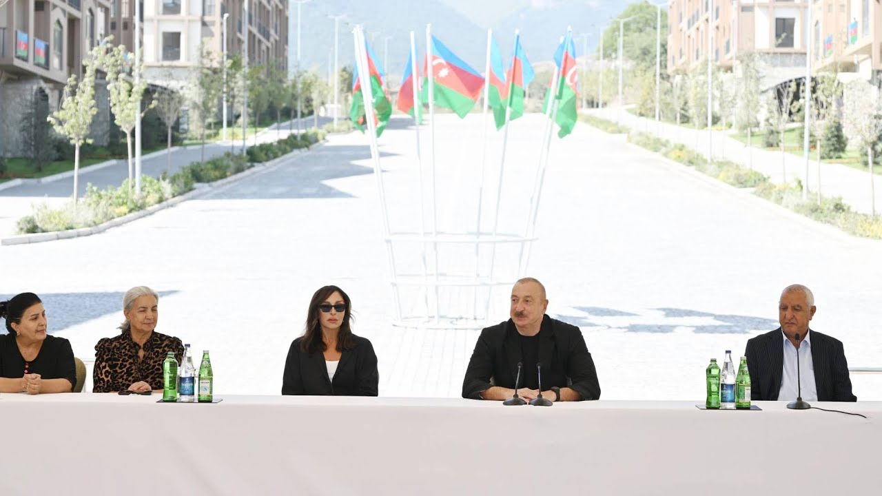 İlham Əliyev Kəlbəcər şəhərinin sakinləri ilə görüşüb, onlara mənzillərin açarlarını təqdim edib
