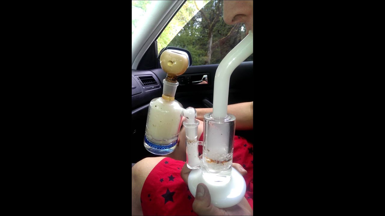 Frit disk bong with honeycomb ash catcher