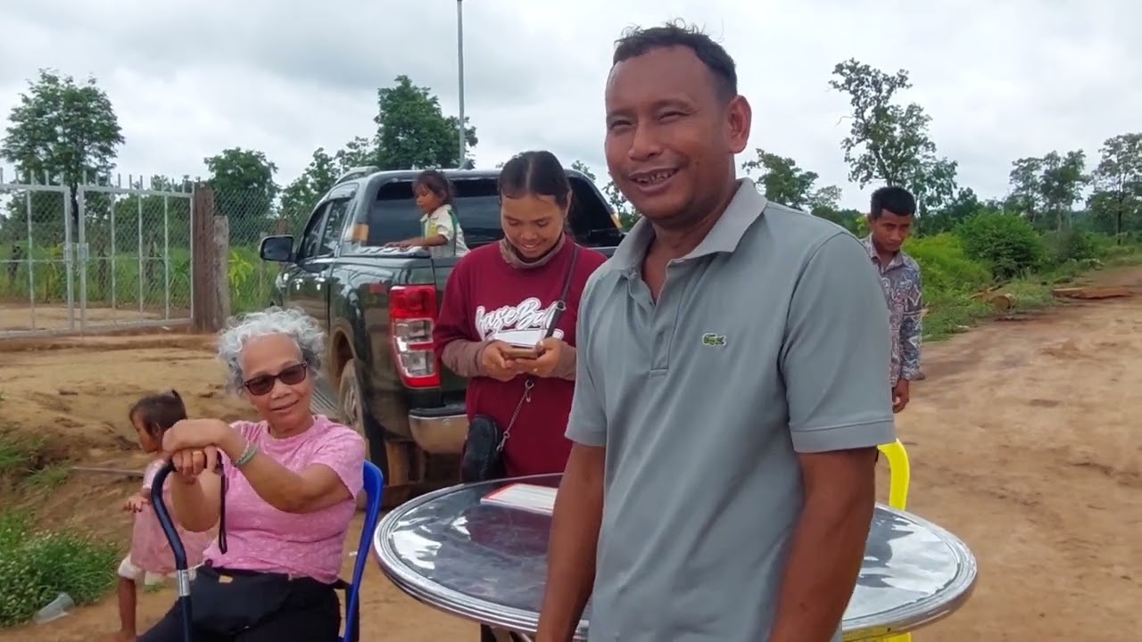 បងប្អូនអ៊ំពូមីងនៅក្នុងភូមិគាតមកទទួលអង្ករជំនួយចំនួន57គ្រួសារ