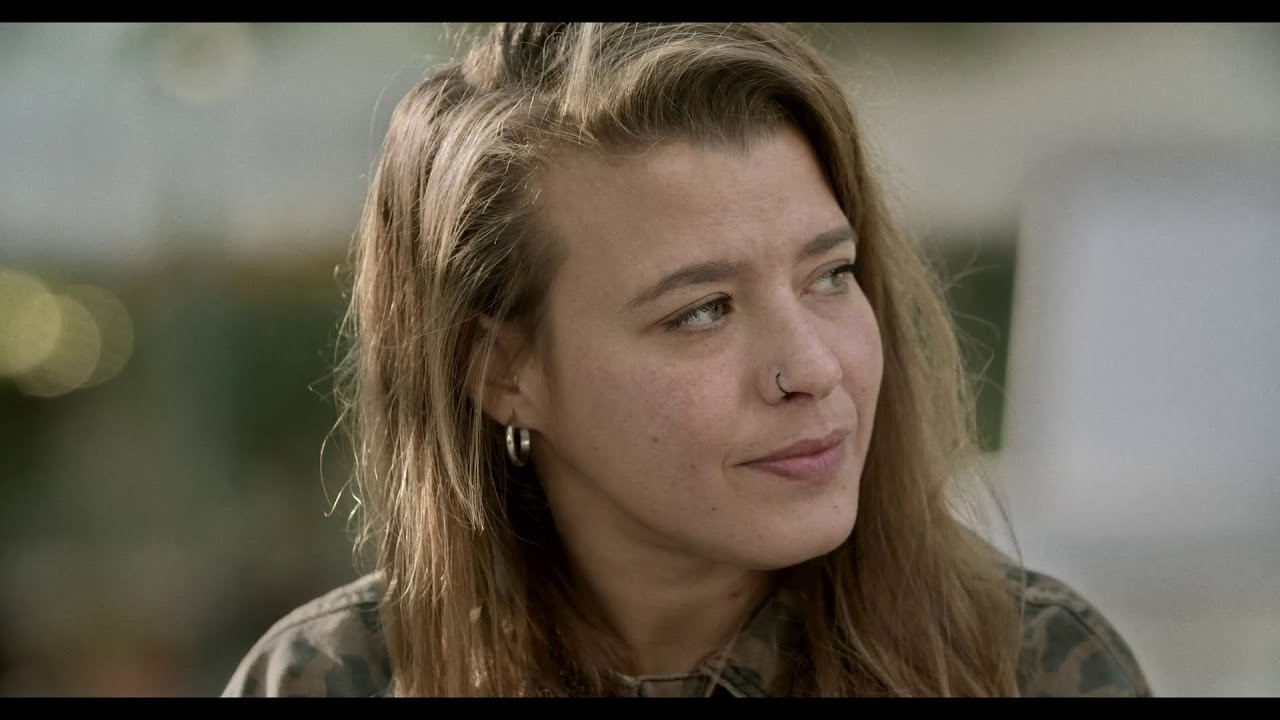 Τα Καφενεία - Ιουλία Καραπατάκη  (Official Music Video)