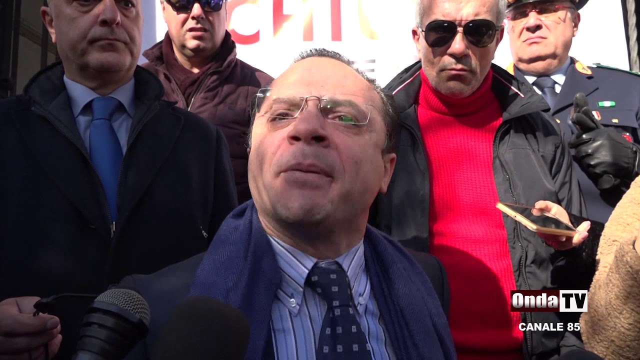 Le uscite pubbliche indimenticabili di Cateno De Luca - new video