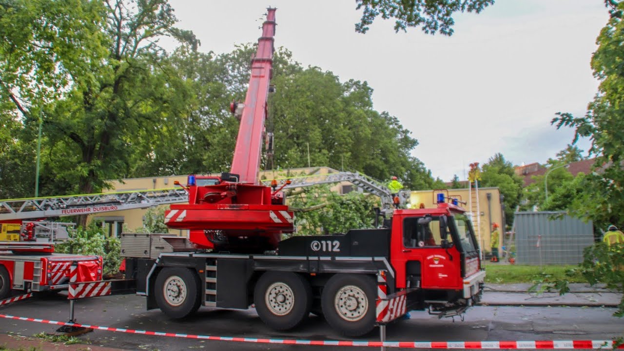 Duisburg | Zahlreiche umgestürzte Bäume nach Unwetter - Baum stürzt auf einen Kindergarten