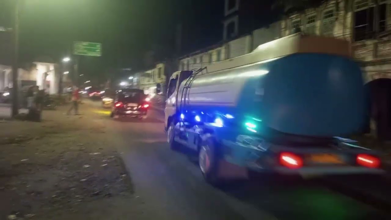 Kami lagi nengok truk Fuso yang muatan besi bajai Fuso thinner di depan mode sei Rampah