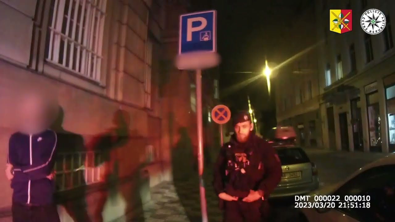DROGY UKRÝVAL ŘIDIČ V AUTĚ O VE SPODNÍM PRÁDLE