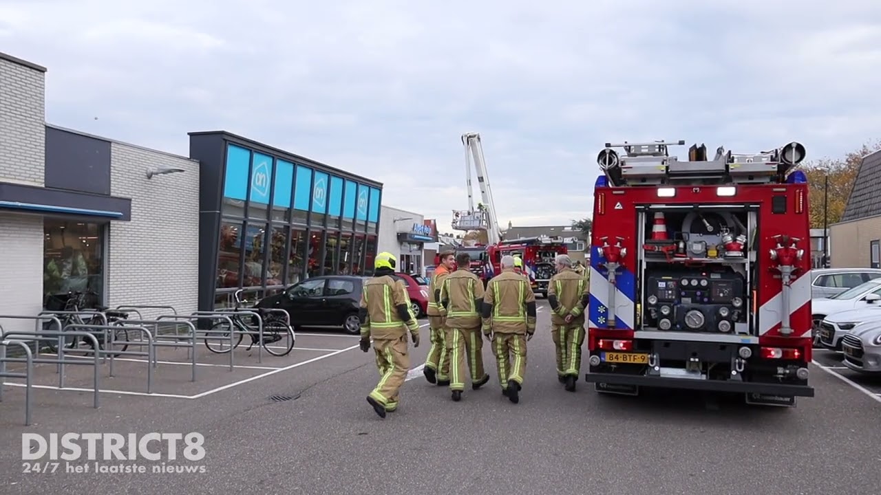Brandweer blust brand in plafond Albert Heijn Dijkstraat Honselersdijk