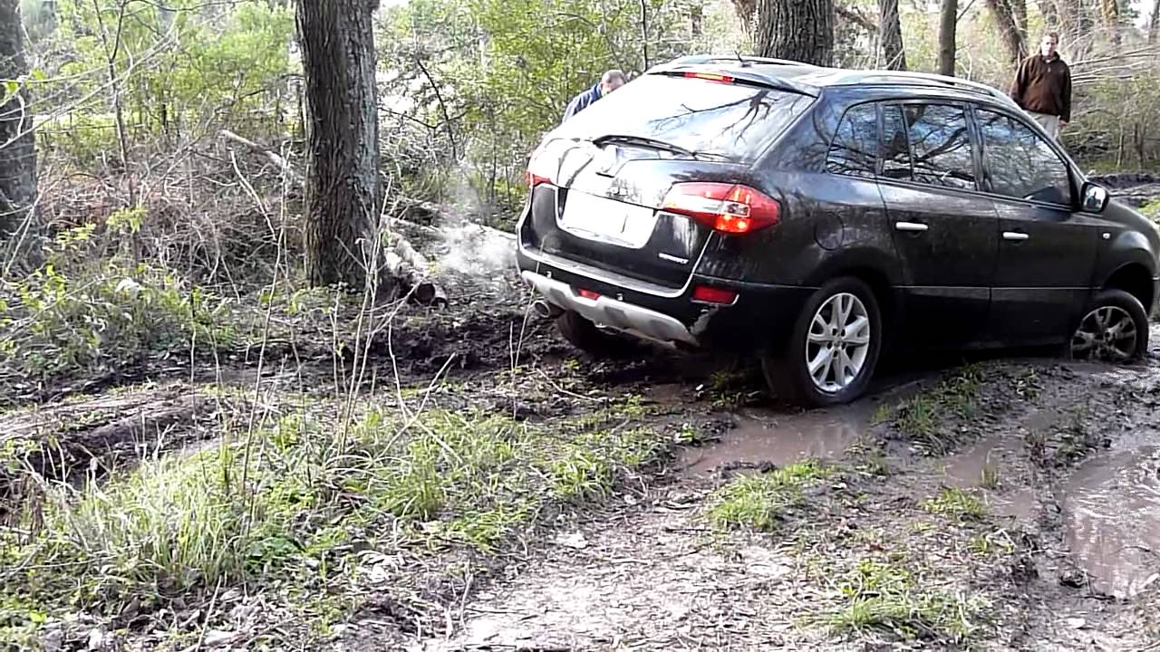 Otra Koleos luchando en el barro de cardales 4x4