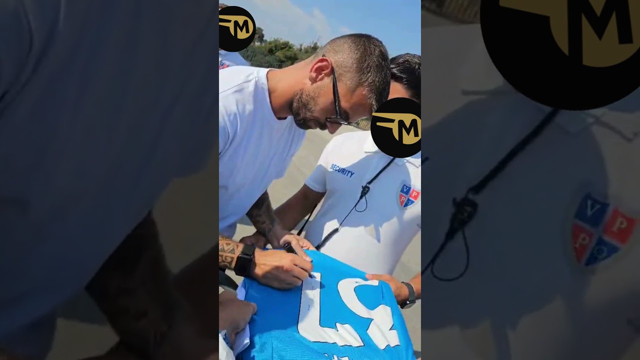 Spinazzola signed shirt for Memorabid