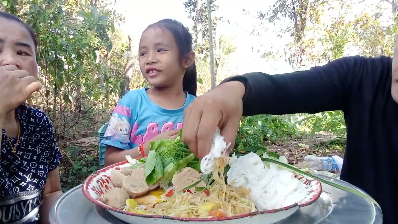 มาเด้อพี่น้องกินข้าวเที่ยงนำกันครับได้ตำบักหุ่งกับลูกชิ้นผักจากสวน