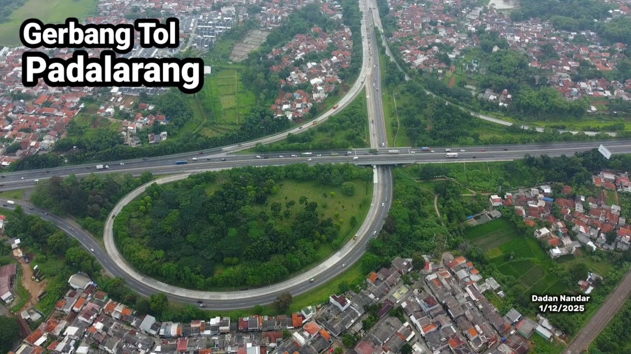 Gerbang Tol Padalarang di ruas Jalan Tol Purbaleunyi, tak jauh dari Stasiun KERETA CEPAT Padalarang