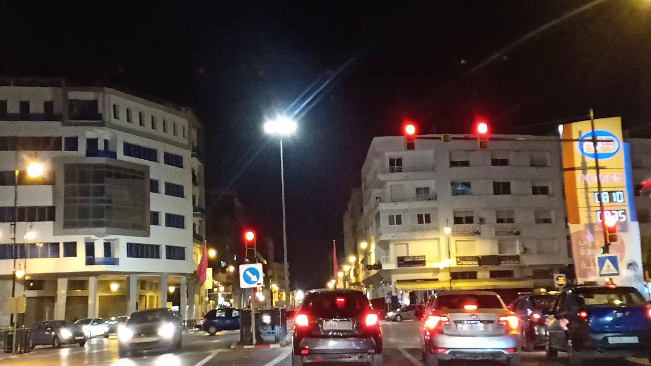 شارع ديور الجامع بالرباط ليلا .