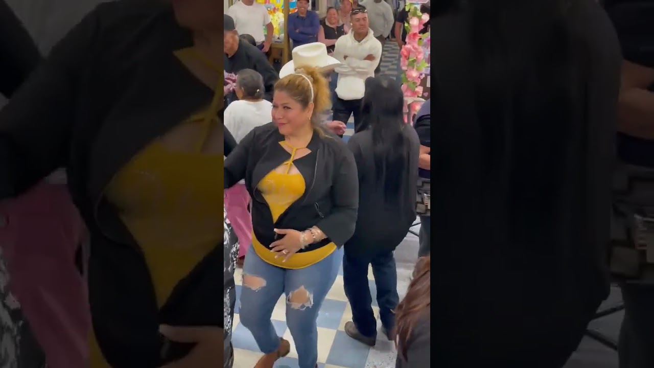 La gente bailando felizmente..!!!