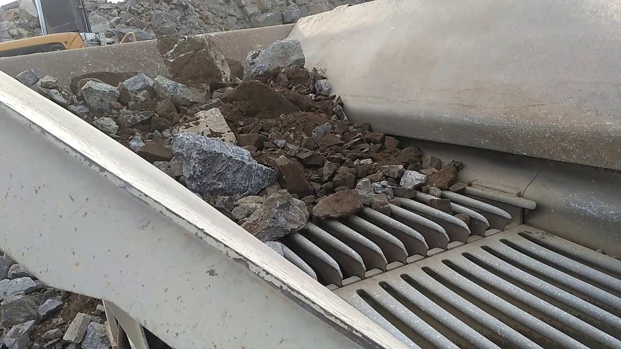 Как дробит щёковая дробилка скалу.