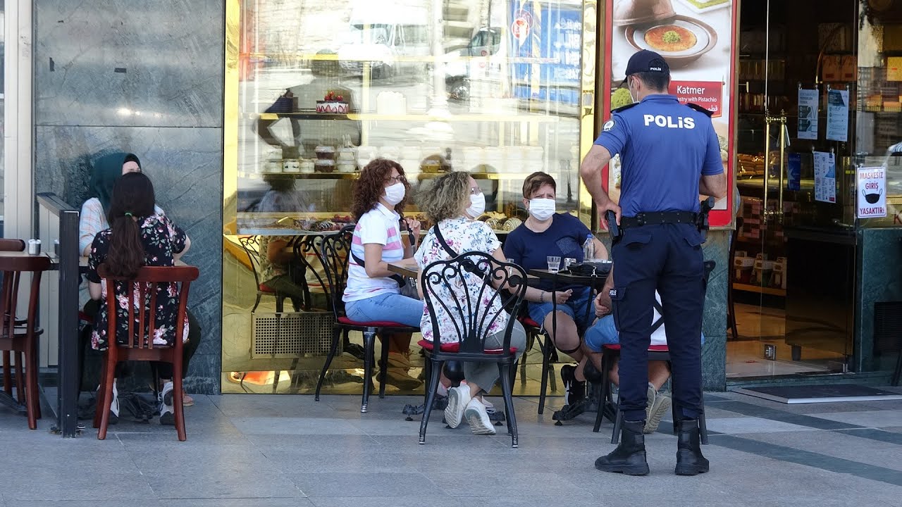 Taksim'de yasağa rağmen kafeteryada oturanlar polis tarafından uyarılarak kaldırıldı