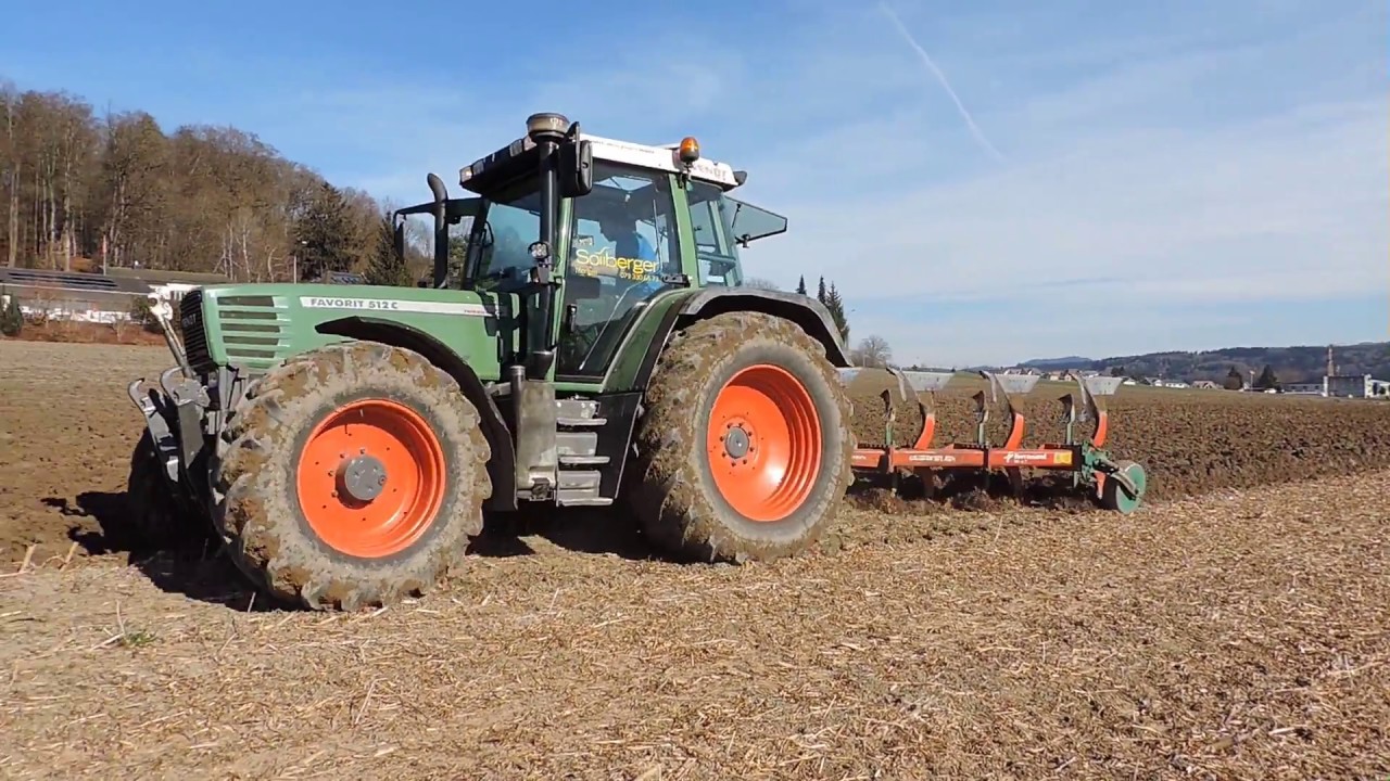Fendt Favorit 512 beim Pflügen