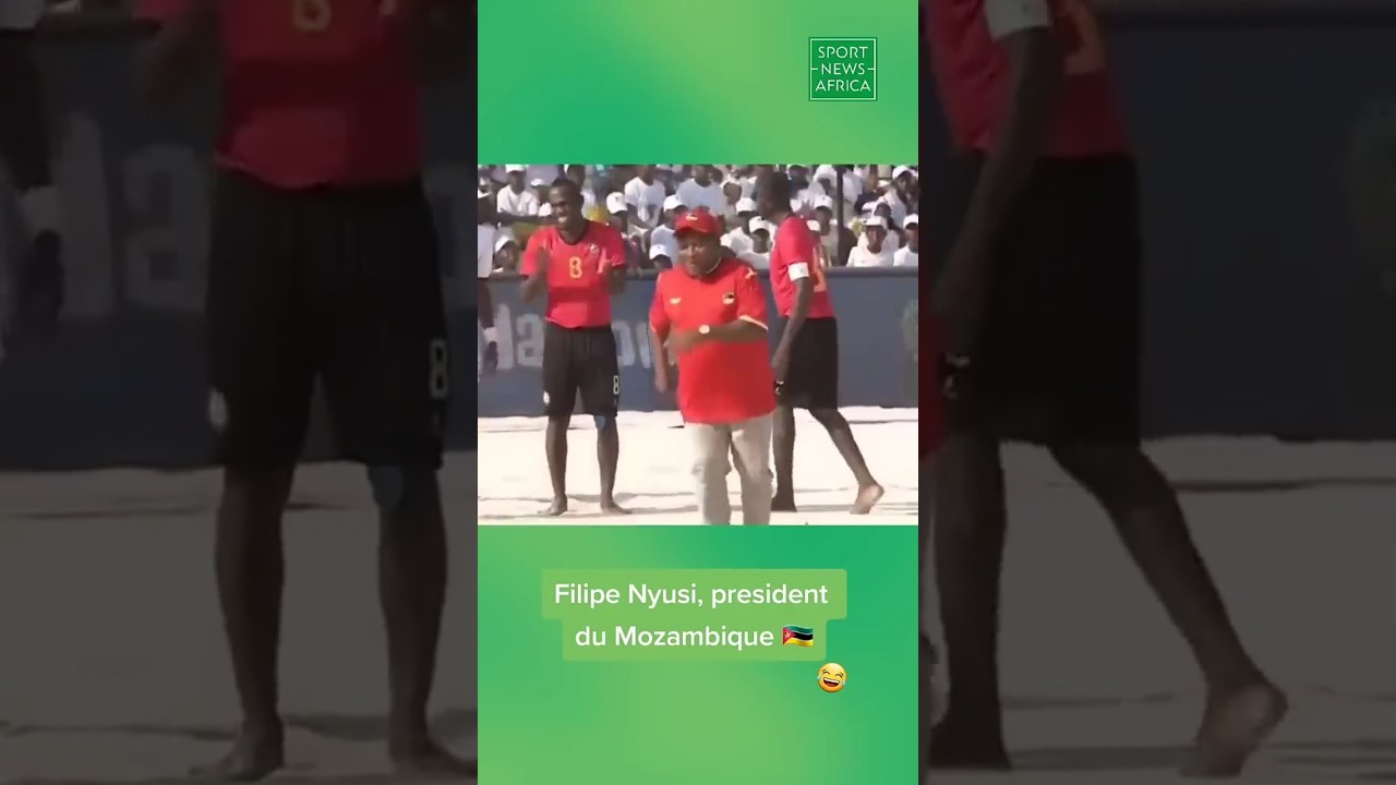 Filipe Nyusi jogando futebol presidente Ven&acirc;ncio Mondlane assistindo😂🤣 #venaciomondlane #nyusi #vm7