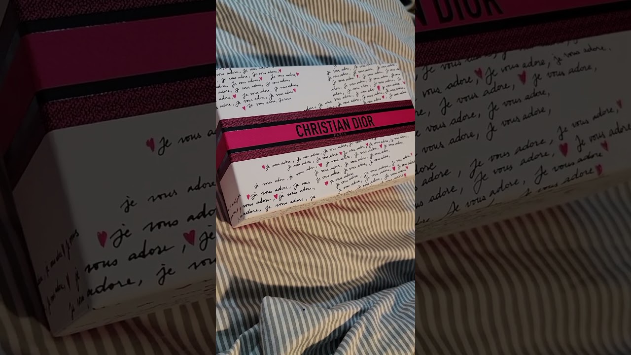 Крупный план новой коробки Dior ко Дню святого Валентина 2026 года. Доступны 2 размера. Je vous a...