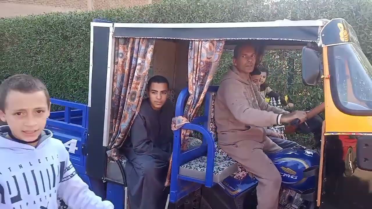 توك توك بأربع عجلات وصندوق للركاب والبضاعة
