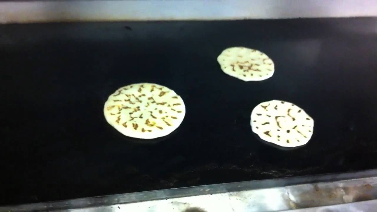 HOW TO MAKE A PUPUSA AT EL CERRO VERDE!