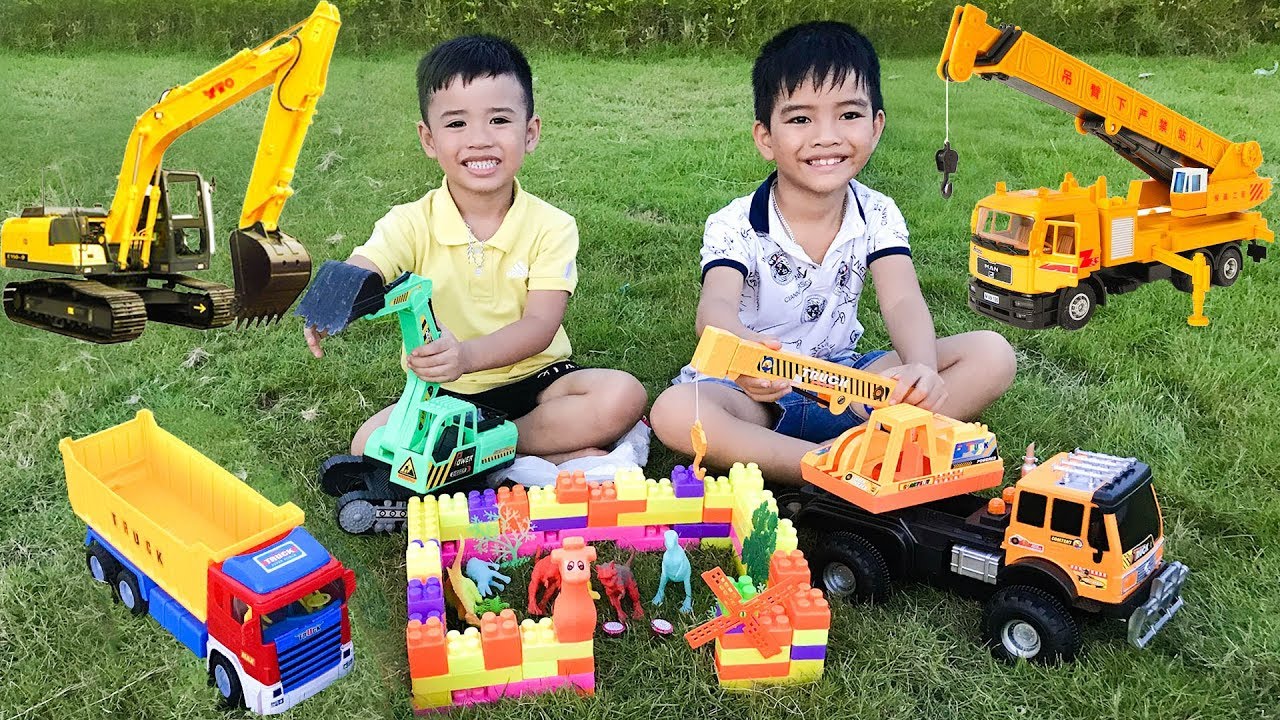 Trò Chơi Máy Xúc Máy Cẩu Và Ô Tô Xây Nhà Cho Khủng Long ♥ Min Min TV Minh Khoa
