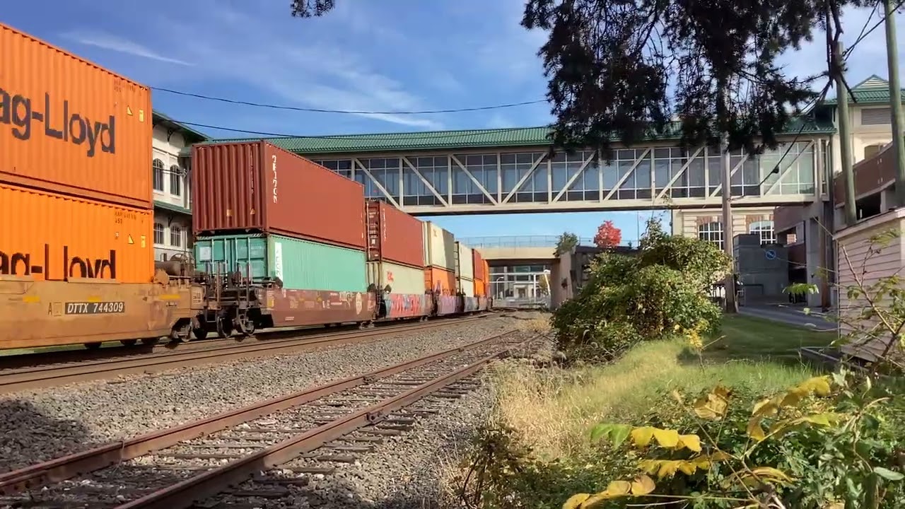 Norfolk Southern intermodal passes by Hershey Park 
