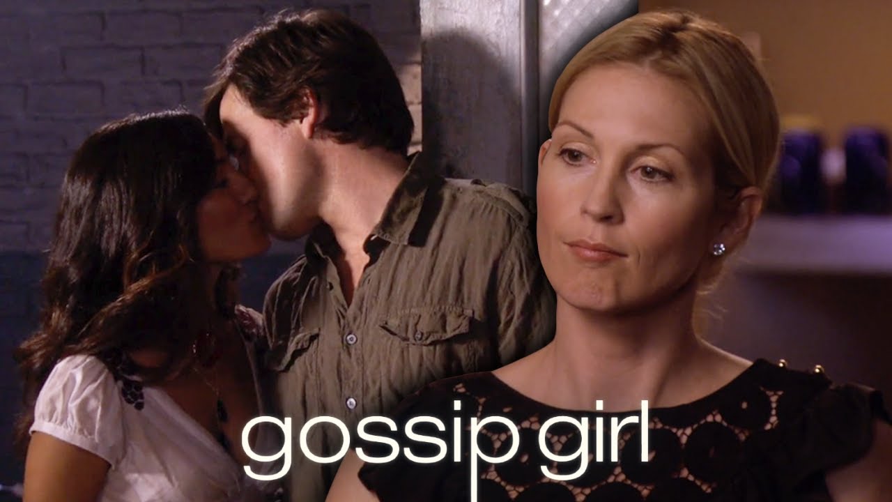 Lily Humiliates Herself at Rufus' Apartment | Gossip Girl