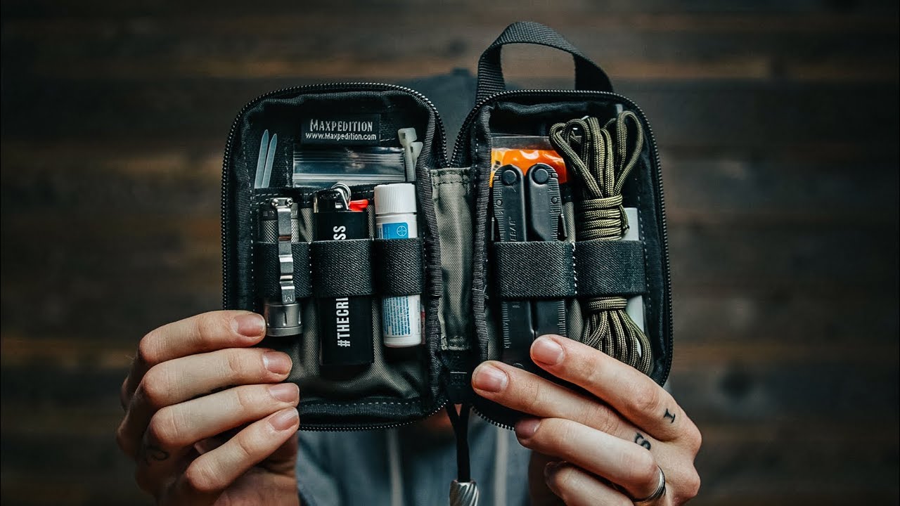 PHOTOGRAPHERS EMERGENCY POUCH (15 things you need in your camera bag!)
