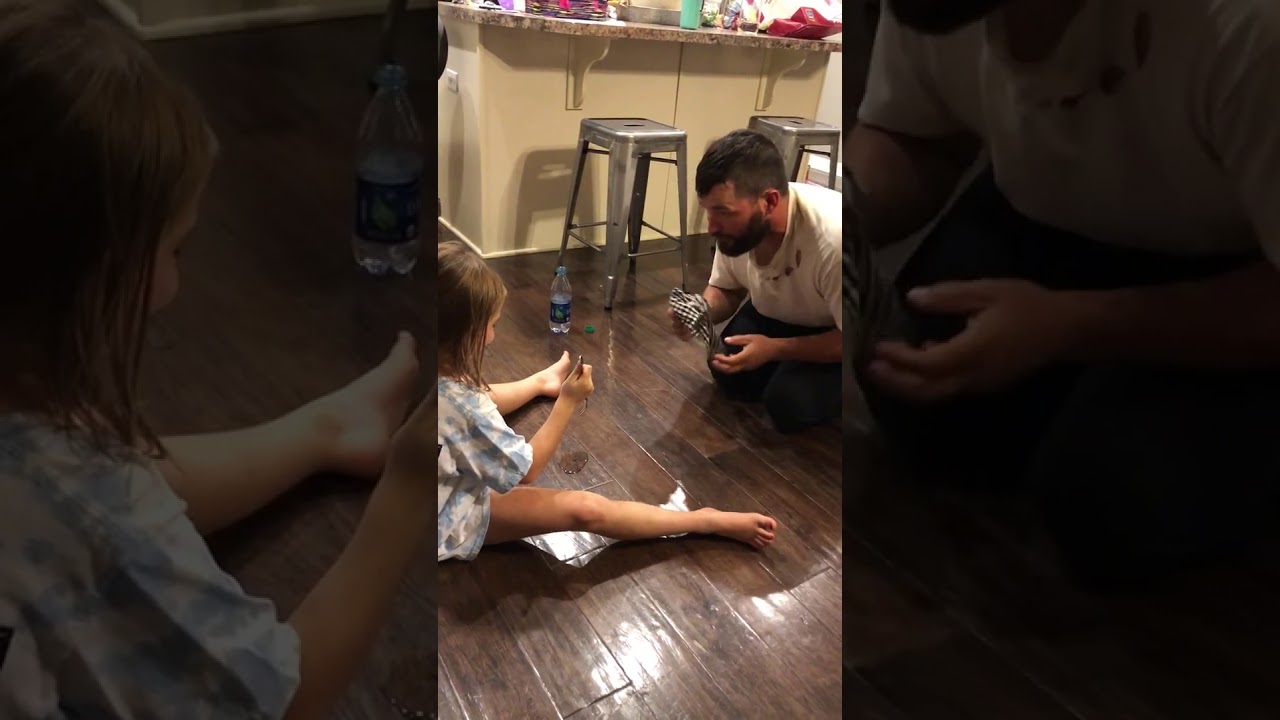 PAI BRINCANDO COM SUA FILHA. A CARA DA FILHA &Eacute; TUDO...🤣🤣🤣🤣🤣