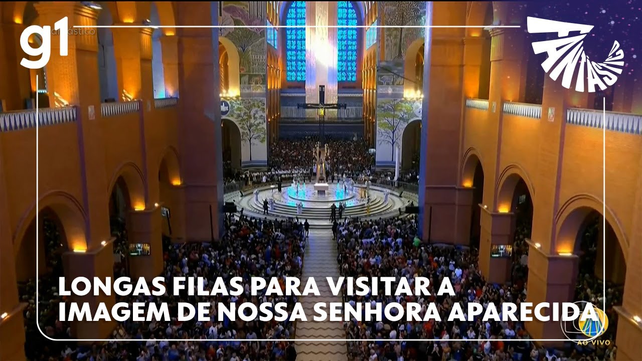 Peregrinos formam longas filas para visitar a imagem de Nossa Senhora Aparecida