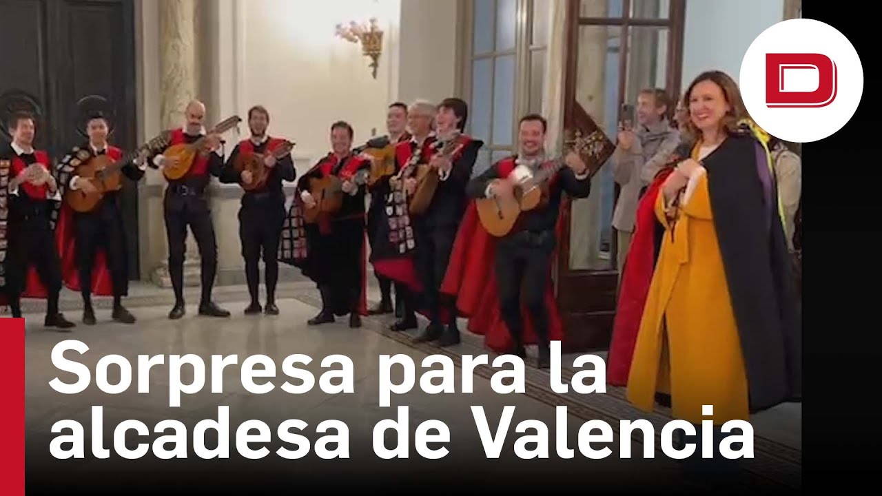 Una tuna sorprende a la alcaldesa de Valencia, María José Catalá, por su cumpleaños